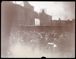 Jeunes filles travaillant dans un potager sur un toit, le Manhattan Bridge visible au loin, New York, 1910